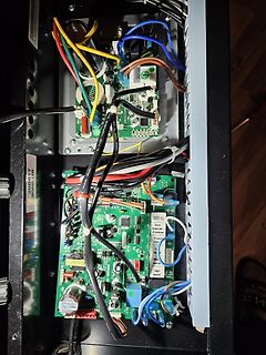 Innenansicht einer Steuerelektronik mit Leiterplatten und Verkabelung