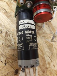 Servomotor und elektronische Bauteile auf Holzuntergrund