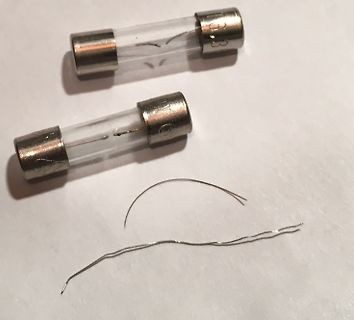 Zwei Glas Sicherungen und durchgebrannter Sicherungsdraht