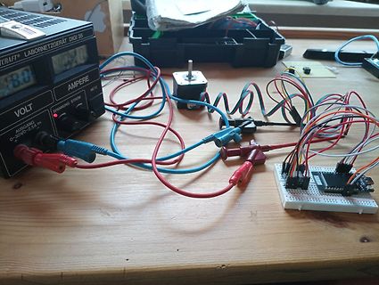 Elektronik-Messaufbau mit Labornetzteil, Schrittmotor und Breadboard