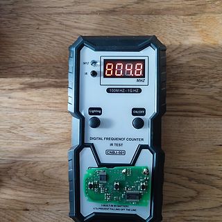 Digitaler Frequenzzähler CNBJ-501 mit sichtbarer Leiterplatte