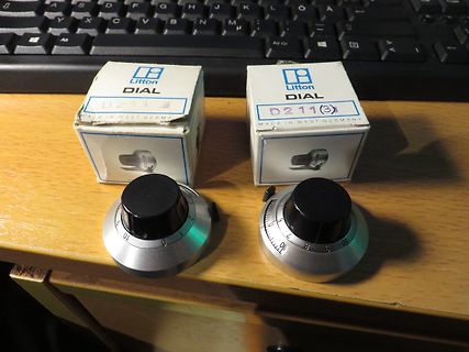 Zwei Litton DIAL D211 Bauteile mit Verpackung