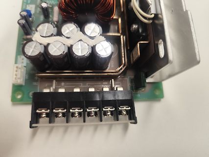 Nahaufnahme einer Leiterplatte mit Elektrolytkondensatoren und Spule