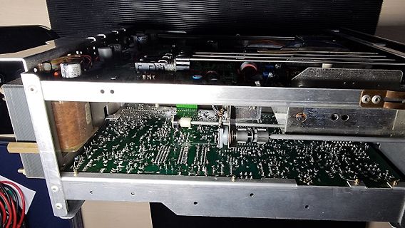 Innenansicht eines elektronischen Geräts mit Leiterplatten