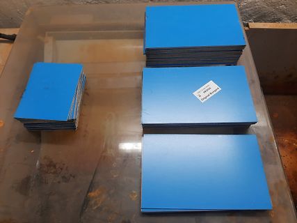 Stapel blauer Platten auf Werkstattunterlage
