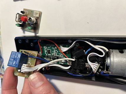 Elektronikaufbau mit Leiterplatten und Motor