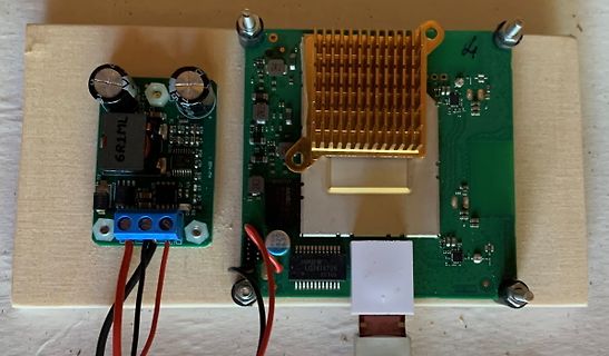 Zwei Leiterplatten auf Holzbrett mit Kühlkörper und Netzteilmodul