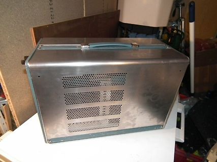 Metallgehäuse mit Lüftungsschlitzen