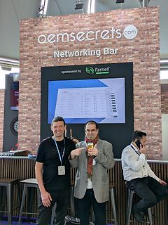 Personen vor einem oemsecrets Networking Bar Bildschirm