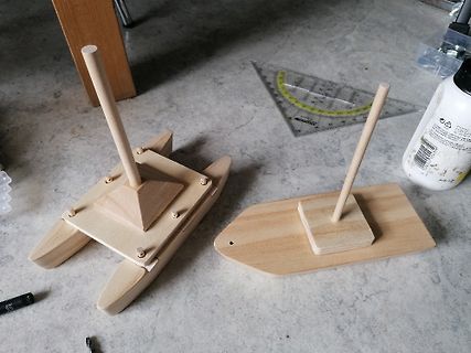 Holzmodelle von Booten mit Masten