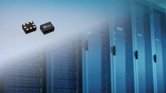 Zwei SiTime Chips auf Server-Hintergrund