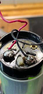 Lötstellen und Kabel an einem Gehäuse