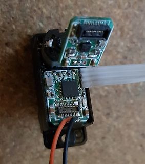 Geöffnete Elektronik mit Leiterplatten und Flachbandkabel