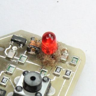 Leiterplatte mit roter LED und Verschmutzung
