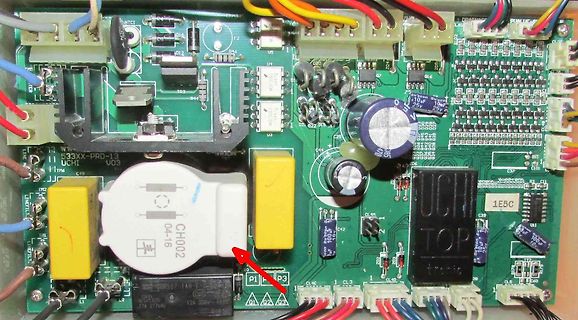 Foto einer bestückten Leiterplatte mit elektronischen Bauteilen