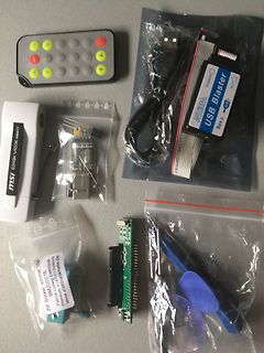 Diverse Elektronikkomponenten und Programmierwerkzeuge in Plastikbeuteln