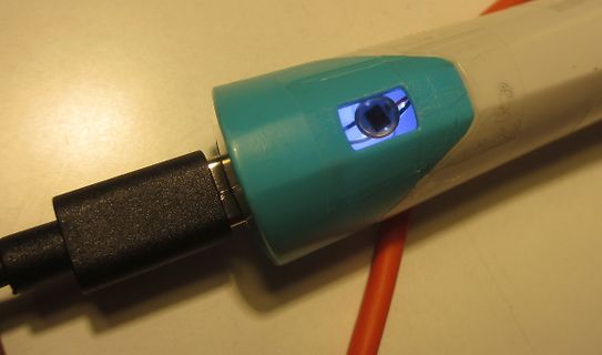 Nahaufnahme eines leuchtenden Status-LEDs an einem Gerät