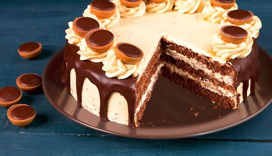 Schokoladenkuchen mit Karamell-Topping und Sahnehaube