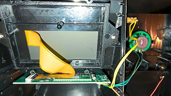 Innenansicht eines Geräts mit Display und Flachbandkabel