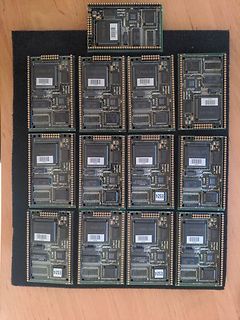 Mehrere Philips Mikrocontroller-Module auf schwarzem Untergrund