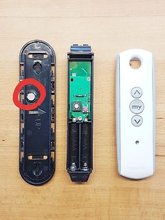 Zerlegtes Somfy Funkhandsender-Gehäuse mit Platine