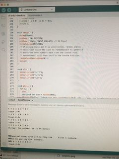 Foto eines Computerbildschirms mit Arduino-Code und Serieller Monitor