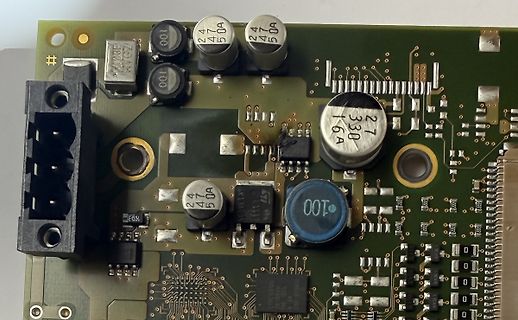 Nahaufnahme einer Leiterplatte mit Elektrolytkondensatoren
