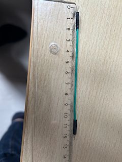 Grünes Kabel neben Lineal