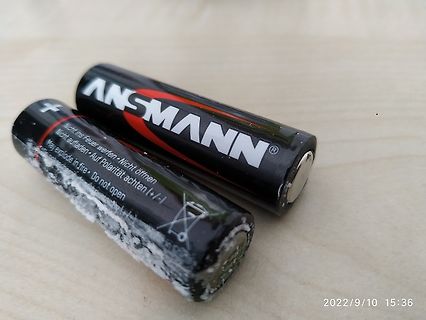 Zwei auslaufende Ansmann Batterien