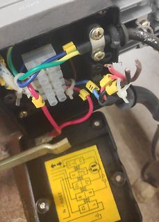 Verdrahtung eines elektrischen Anschlusskastens mit Anschlussplan