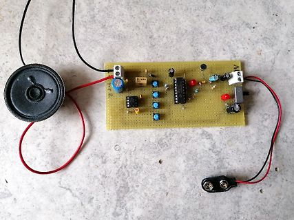 Aufbau einer Leiterplatte mit Lautsprecher und Batteriehalter