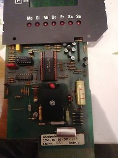 Leiterplatte mit integriertem Display und ICs