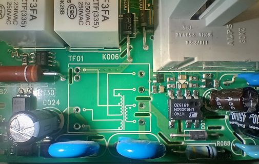 Nahaufnahme einer Leiterplatte mit elektronischen Bauteilen