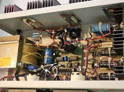 Innenansicht eines Netzteils mit Transformator und Leiterplatte