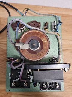 Aufbau mit Transformator, Relais und Verdrahtung auf Platine
