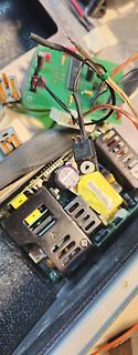 Elektronikbauteile und Leiterplatten in einer Werkstatt