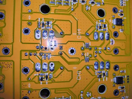 Nahaufnahme einer gelben Leiterplatte mit SMD-Bauteilen