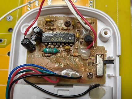 Detailaufnahme einer bestückten Leiterplatte mit Kabeln