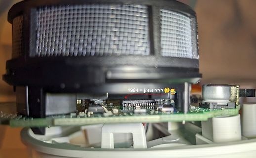Innenansicht eines elektronischen Geräts mit Leiterplatte