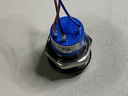 Blauer Drehschalter mit Kabeln