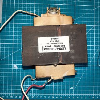 Transformator auf Schneidematte