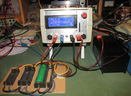 Batterie-Ladegerät mit angeschlossenen Akkus und Messwerten