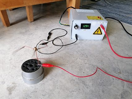 Labornetzteil mit Messwert und kleiner Turbine