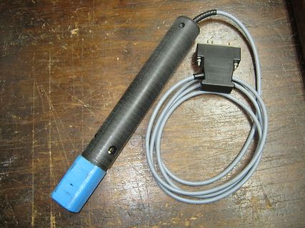 Messsonde mit Kabel und Stecker auf Holzuntergrund