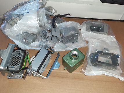 Elektronikkomponenten und Gehäuseteile in Plastikverpackung