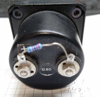 Nahaufnahme eines elektronischen Bauteils mit Widerstand