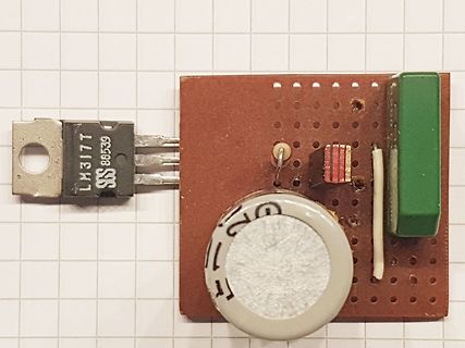 Leiterplatte mit LM317 Spannungsregler und Elektrolytkondensator