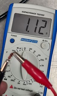 Digitalmultimeter zeigt Widerstandswert