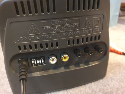 Rückseite eines elektronischen Geräts mit Anschlüssen