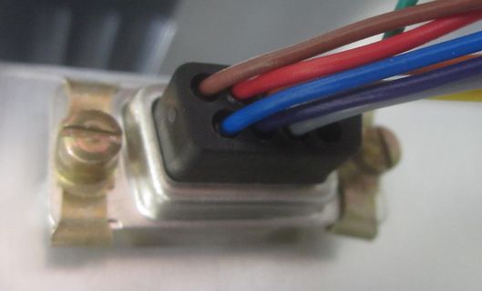 Bunte Kabel an einem Steckverbinder